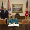 Trump, Europa y un año de mandato. Angela Merkel firma el libro de visitas durante su visita a la Casa Blanca el 17 de marzo.