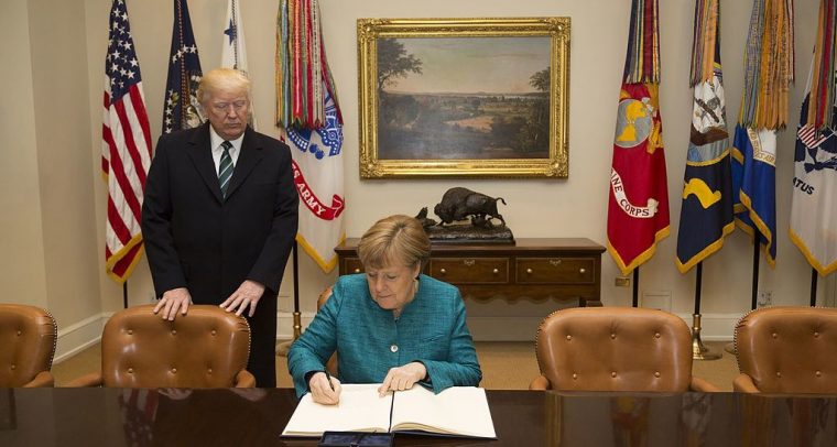 Trump, Europa y un año de mandato. Angela Merkel firma el libro de visitas durante su visita a la Casa Blanca el 17 de marzo.