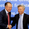 Jim Yong Kim, presidente del Banco Mundial, estrecha la mano a Jin Liqun, futuro presidente del BAII, el pasado julio. Foto: Banco Mundial / Flickr