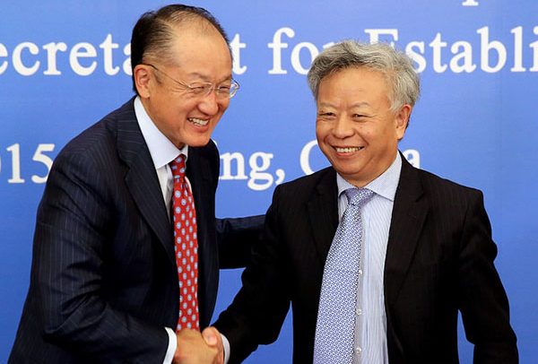 Jim Yong Kim, presidente del Banco Mundial, estrecha la mano a Jin Liqun, futuro presidente del BAII, el pasado julio. Foto: Banco Mundial / Flickr