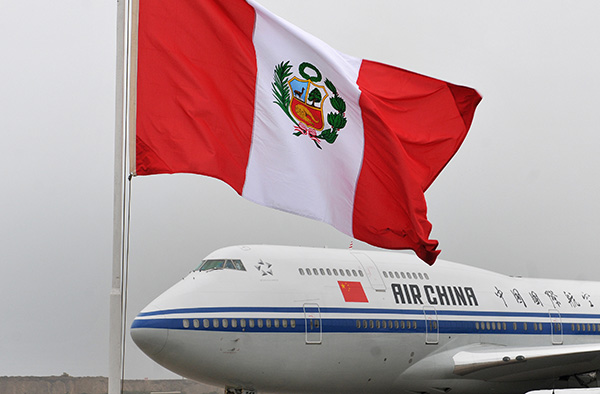 El avión que lleva a bordo a Li Keqiang, Primer Ministro de la República Popular China, aterriza en Perú en mayo de 2015. Foto: Ministerio de Relaciones Exteriores del Perú / Flickr