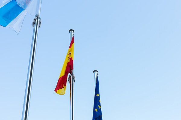 Flags of Spain and the European Union. Photo: Arturo Rey (@arturorey)