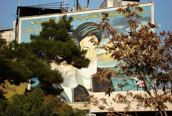 Mural de los ayatolás Khomeini y Khamenei en Teherán. Foto: Babak Fakhamzadeh (CC BY-NC 2.0)