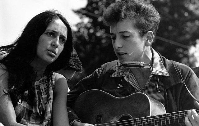 Delayed reaction to '68. Joan Baez and Bob Dylan during the Civil Rights March in Washington, D.C (1963). Photo: Rowland Scherman (U.S. National Archives and Records Administration) via Wikimedia Commons (Public Domain). Elcano Blog