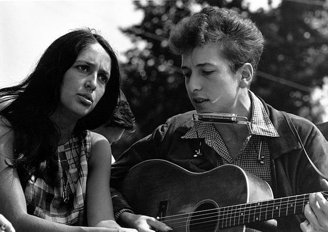 Reacción retardada contra el 68. Joan Baez y Bob Dylan en la Marcha sobre Washington del Movimiento por los Derechos Civiles (Washington D.C, 1963). Foto: Rowland Scherman - U.S. National Archives and Records Administration (Dominio Público). Blog Elcano