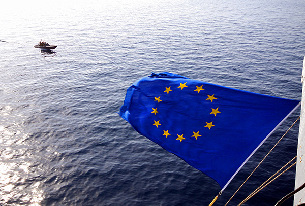 Bandera de la Unión Europea en una embarcación de la Operación Atalanta. Foto: European Union Naval Force Somalia Operation Atalanta (CC BY-ND 2.0)