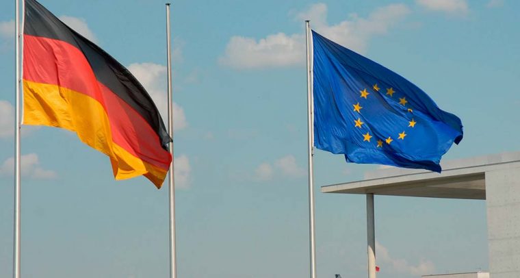 Un llamamiento a la presidencia alemana: invierta con valentía e inteligencia en el futuro de Europa. Texto de enlace: Banderas de Alemania y la Unión Europea. Foto: Luigi Rosa (CC BY-SA 2.0)