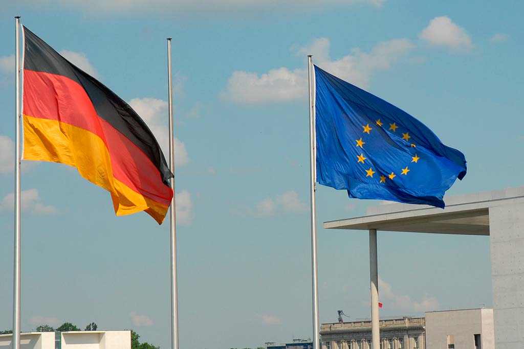 Un llamamiento a la presidencia alemana: invierta con valentía e inteligencia en el futuro de Europa. Texto de enlace: Banderas de Alemania y la Unión Europea. Foto: Luigi Rosa (CC BY-SA 2.0)