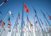 Banderas de países en la sede de la Conferencia de las Naciones Unidas sobre el Cambio Climático COP 25. Foto: UNclimatechange (CC BY 2.0). Blog Elcano