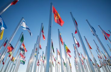 Banderas de países en la sede de la Conferencia de las Naciones Unidas sobre el Cambio Climático COP 25. Foto: UNclimatechange (CC BY 2.0). Blog Elcano