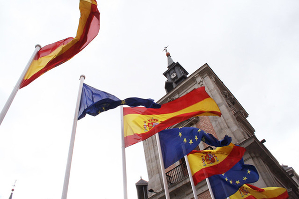 Banderas de España y la Unión European en la Plaza de la Villa, Madrid. Foto: Contando Estrelas (CC BY-SA 2.0)