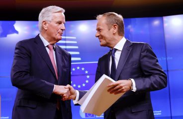 Donald Tusk recibe el borrador del acuerdo sobre el Brexit de manos de Michel Barnier (15/11/2018)Donald Tusk recibe el borrador del acuerdo sobre el Brexit de manos de Michel Barnier (15/11/2018). Foto: ©European Union. Blog Elcano