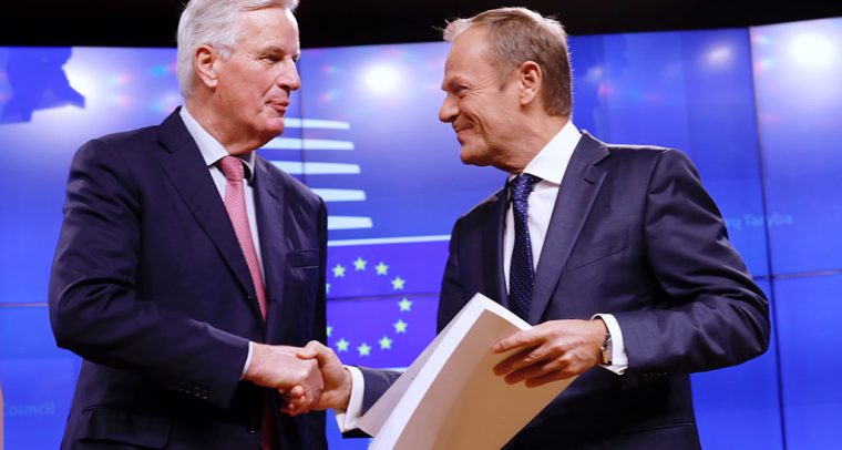 Donald Tusk receives the draft Brexit agreement from Michel Barnier (15/11/2018). Photo: ©European Union.