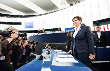 Beata Szydło, primera ministra de Polonia, en el pleno del Parlamento Europeo (19/1/2016). Foto: © European Union 2016 – European Parliament. Licencia Creative Commons Reconocimiento-NoComercial-SinDerivados.