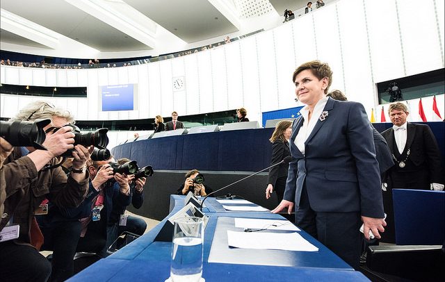 Beata Szydło, primera ministra de Polonia, en el pleno del Parlamento Europeo (19/1/2016). Foto: © European Union 2016 – European Parliament. Licencia Creative Commons Reconocimiento-NoComercial-SinDerivados.