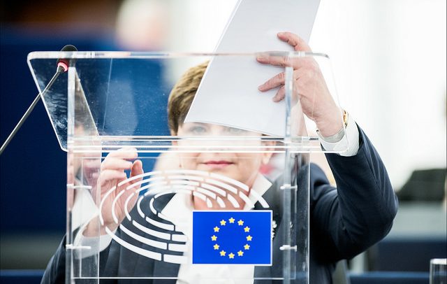 Beata Szydło, primera ministra de Polonia, en el pleno del Parlamento Europeo (19/1/2016). Foto: © European Union 2016 - European Parliament. Licencia Creative Commons Reconocimiento-NoComercial-SinDerivados. Blog Elcano
