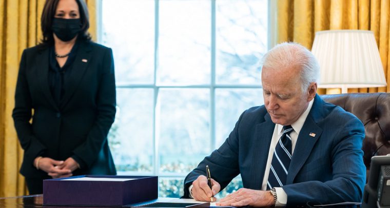 El plan de infraestructuras de Biden. Joe Biden, presidente de EEUU, junto a la vicepresidenta Kamala Harris, firma el American Rescue Plan Act of 2021. Foto: The White House (U.S. Government Works). Blog Elcano