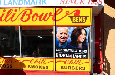 Cartel de felicitación Biden/Harris en el Ben's Chili Bowl en Washington, DC. Foto: Elvert Barnes (CC BY-SA 2.0). Blog Elcano