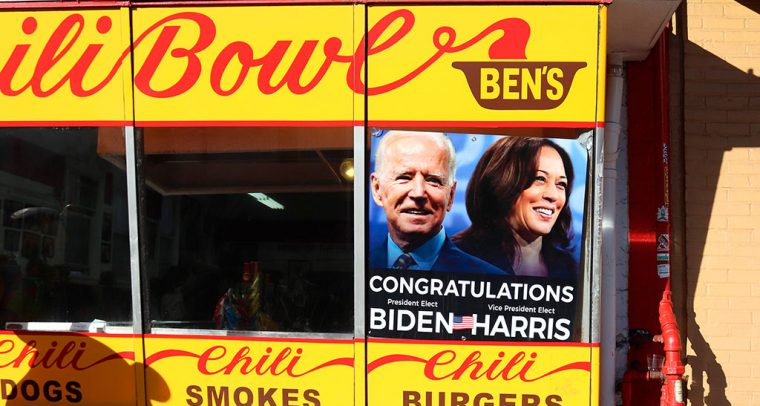 Cartel de felicitación Biden/Harris en el Ben's Chili Bowl en Washington, DC. Foto: Elvert Barnes (CC BY-SA 2.0). Blog Elcano
