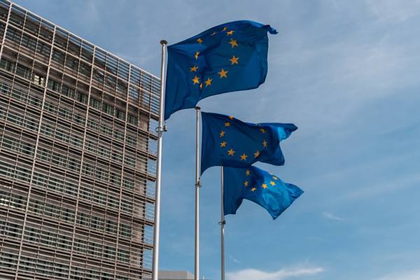 Banderas de la UE en el edificio Berlaymont, sede la Comisión Europea. Foto: François Genon (@genon2)