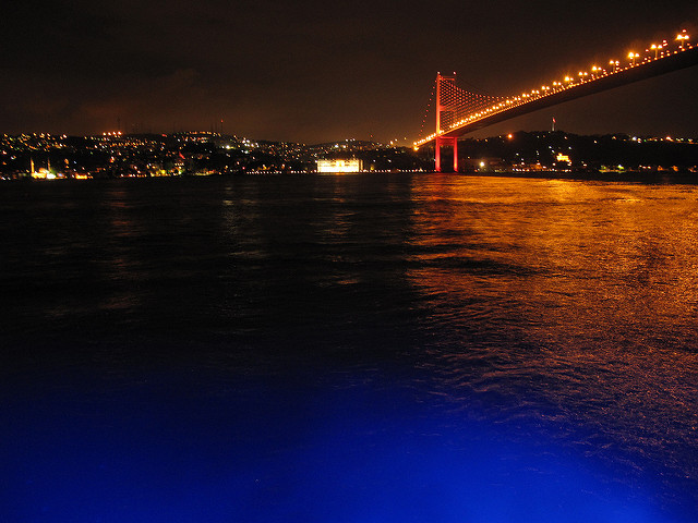 Vista de uno de los tres puentes del Bósforo desde el Club Reina en Estambul (Turquía). Foto: Kyle Simourd / Flickr (CC BY 2.0). Blog Elcano