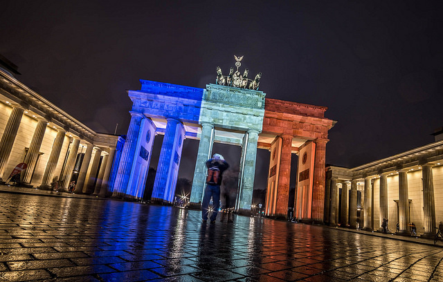 Atentado en Berlín. Puerta de Brandeburgo iluminada con los colores de la bandera francesa tras los ataques de París en noviembre de 2015. Foto: Ian Insch / Flickr (CC BY-NC 2.0).