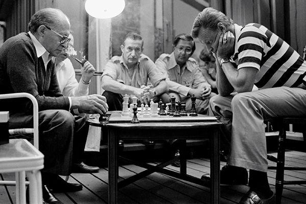 Zbigniew Brzezinski (a la derecha) juega al ajedrez con el entonces presidente israelí Menachem Begin. Foto: Executive Office of the President of the United States / Jimmy Carter Library (dominio público)