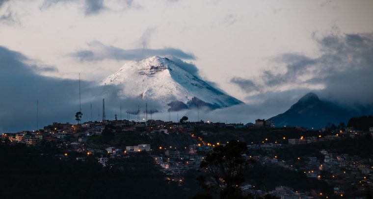 Elecciones andinas. Panorámica de la ciudad de Quito (Ecuador) con el volcán Cotopaxi de fondo. Foto: César Viteri (@multimaniaco). Blog Elcano