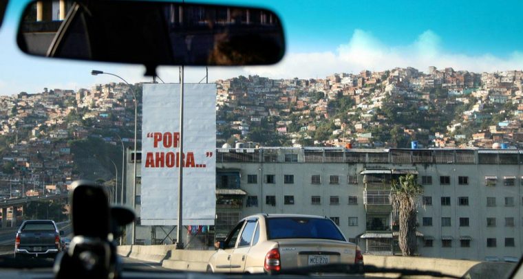Las distintas lecturas del chavismo. Pancarta con la frase "Por ahora..." en el Oeste de Caracas, Venezuela. Foto: Ji Stark / Leo Prieto (CC BY-NC-ND 2.0). Blog Elcano