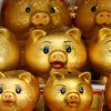 When China catches a cold, the world shudders. Gold piggy banks to celebrate the Chinese Lunar New Year of the Pig. Photo: bebouchard (CC BY-NC 2.0). Elcano Blog
