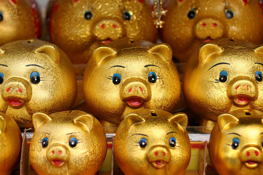 When China catches a cold, the world shudders. Gold piggy banks to celebrate the Chinese Lunar New Year of the Pig. Photo: bebouchard (CC BY-NC 2.0). Elcano Blog