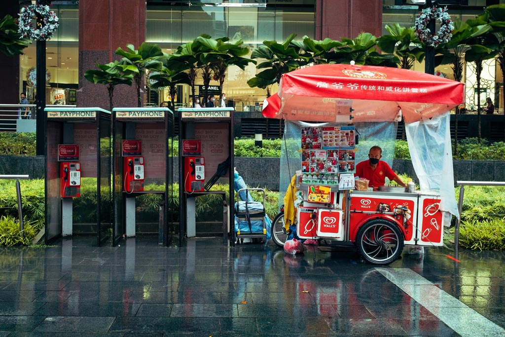 Presencia Global en la nueva normalidad. Vendedor de helados en Orchard Road, Singapur. Foto: Christian Chen (@christianchen). Blog Elcano