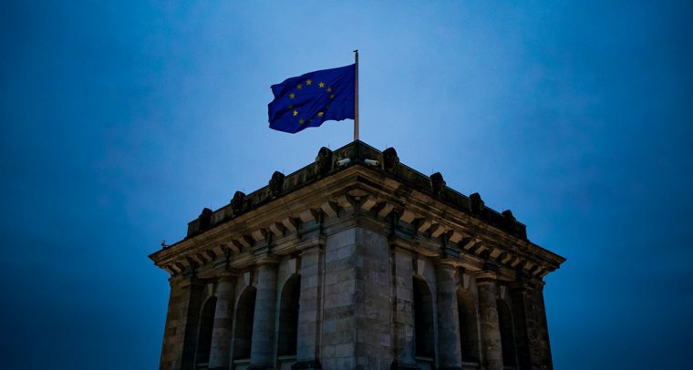 Flag of European Union (EU) on top of German Reichstag in Berlin (Germany). Photo: Christian Lue (@christianlue). Elcano Blog