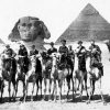 Winston Churchill (con gafas), Gertrude Bell y T. E. Lawrence (Lawrence de Arabia) en Giza durante la Conferencia de El Cairo (1921). Foto: Levan Ramishvili / Flickr (Dominio Público).