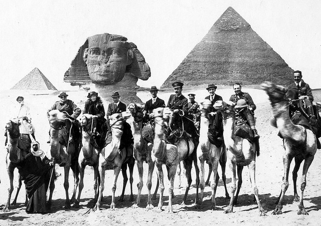Winston Churchill (con gafas), Gertrude Bell y T. E. Lawrence (Lawrence de Arabia) en Giza durante la Conferencia de El Cairo (1921). Foto: Levan Ramishvili / Flickr (Dominio Público).