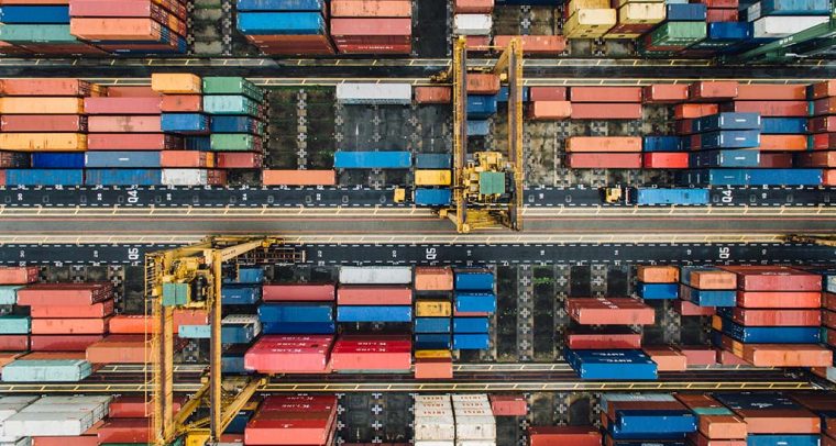 La internacionalización de la economía. Containers en un puerto. Foto: chuttersnap / Unsplash. Blog Elcano