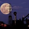 Luna rosada sobre el cinturón industrial (Southwest Ohio, EEUU). Foto: Lucian (CC BY-NC-ND 2.0)