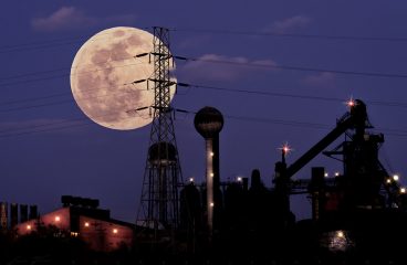 Luna rosada sobre el cinturón industrial (Southwest Ohio, EEUU). Foto: Lucian (CC BY-NC-ND 2.0)