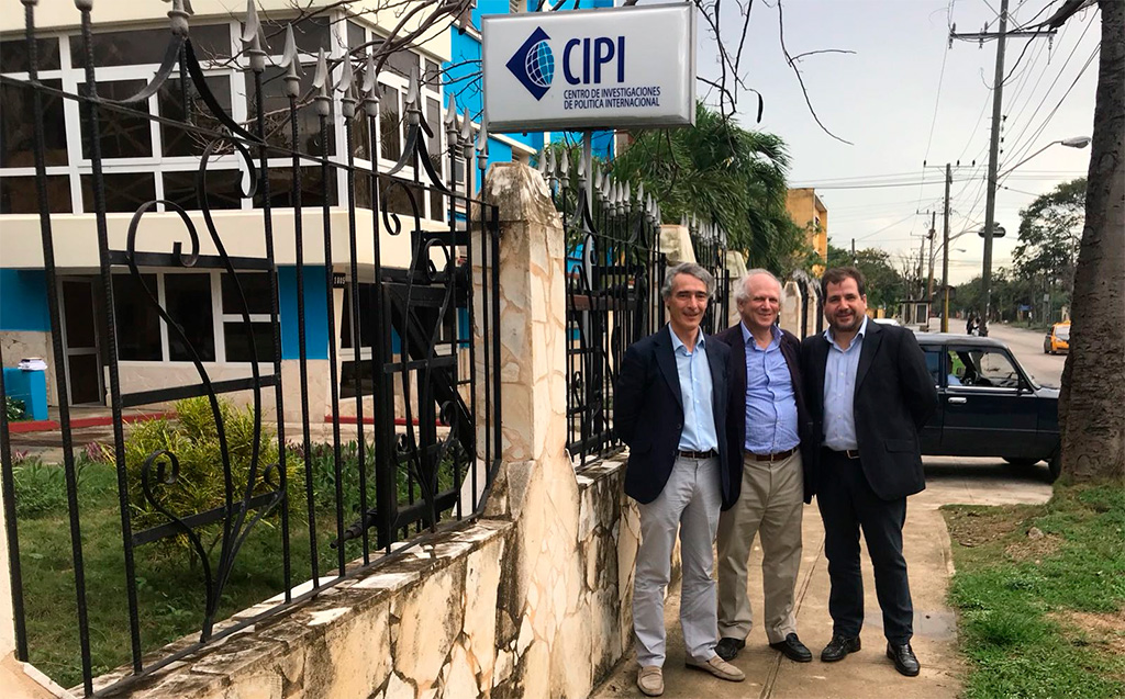 Nuestros investigadores Gonzalo Escribano, Carlos Malamud e Ignacio Molina hace unos días en La Habana. Foto: Gonzalo Escribano