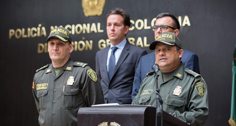 Rueda de prensa de la policía colombiana tras las detenciones de unos narcotraficantes el pasado abril. Foto: Policía Nacional de los colombianos (CC BY-SA 2.0)