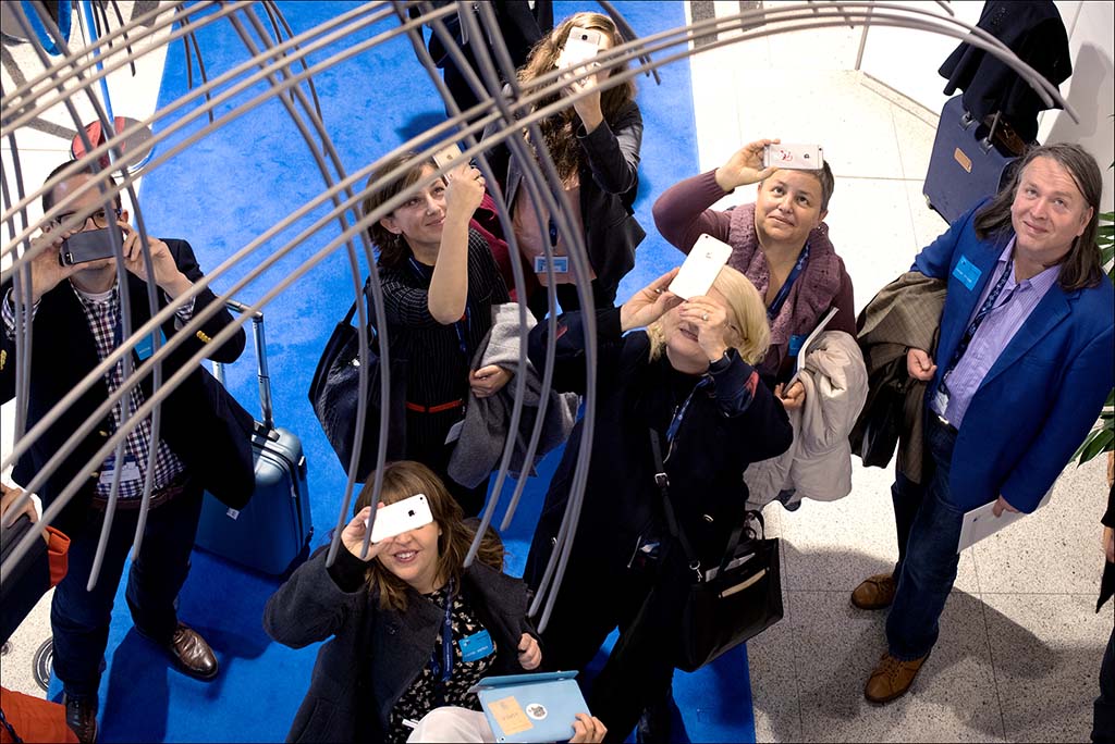 Sanciones contra los ciberataques: la UE enseña las uñas. Un grupo de personas graba con sus teléfonos móviles dentro del Parlamento Europeo. Foto Parlamento Europeo (CC BY-NC-ND 2.0)