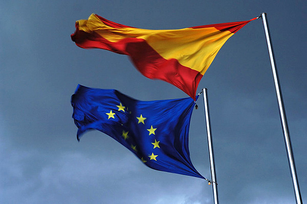La división del trabajo entre España y la UE en la respuesta económica al COVID-19. Banderas de España y la UE. Foto: Ben (CC BY 2.0)