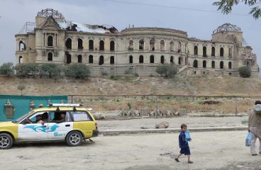 Comienza la cuenta atrás para los talibanes. Palacio Darul Aman en ruinas a 16 kilómetros al suroeste del centro de Kabul (Afganistán). Foto: Ninara (CC BY 2.0). Blog Elcano