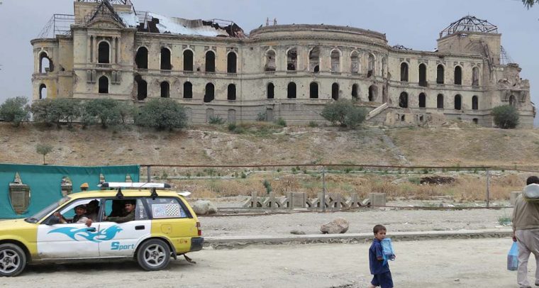 Comienza la cuenta atrás para los talibanes. Palacio Darul Aman en ruinas a 16 kilómetros al suroeste del centro de Kabul (Afganistán). Foto: Ninara (CC BY 2.0). Blog Elcano