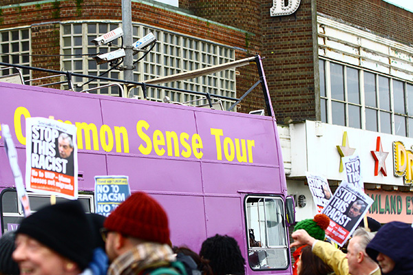 Autobús de campaña de UKIP se encuentra con manifestantes en su contra en febrero de 2015. Foto: Graham Ó Síodhacháin / Flickr (CC BY-SA 2.0)