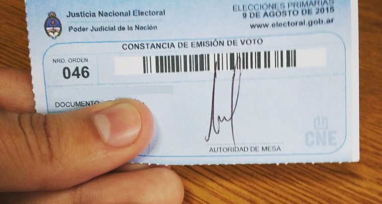 Constancia de voto de las PASO 2015. Foto: Gastón Cuello (Wikimedia Commons / CC BY-SA 4.0)