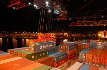 Nuevo proteccionismo, ¿menos inversiones? Descarga de containers en el puerto de Hamburgo. Foto: Jgmorard / Flickr (CC BY 2.0). Blog Elcano