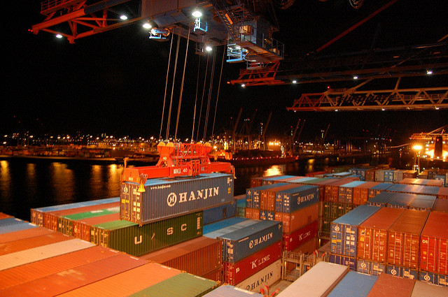 Nuevo proteccionismo, ¿menos inversiones? Descarga de containers en el puerto de Hamburgo. Foto: Jgmorard / Flickr (CC BY 2.0). Blog Elcano