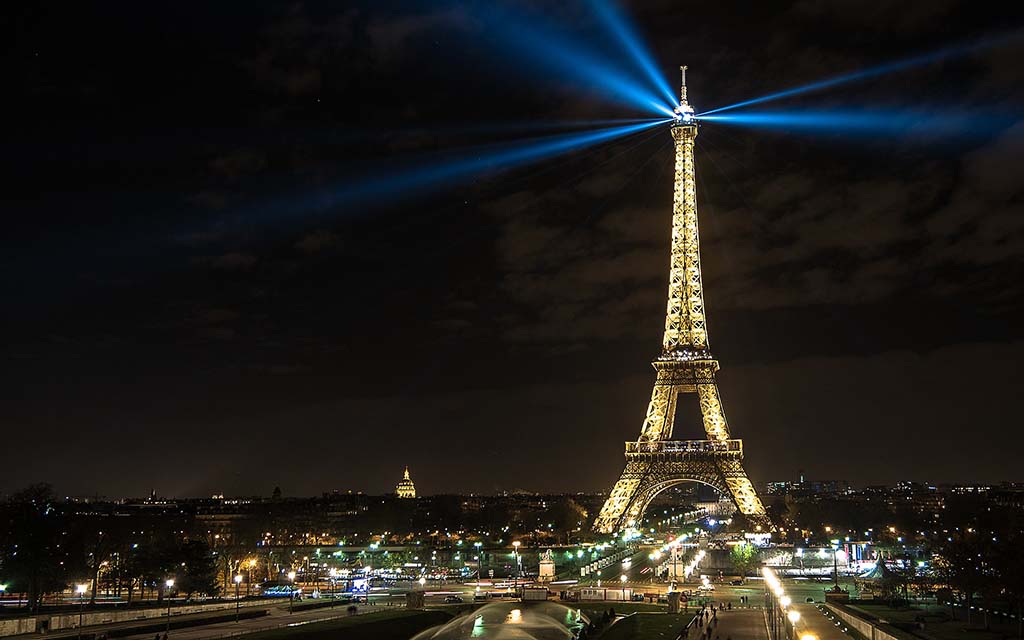 Costes del no multilateralismo. La Torre Eiffel se ilumina con motivo de la COP21 en París (2015). Foto: Yann Caradec (CC BY-SA 2.0) Blog Elcano