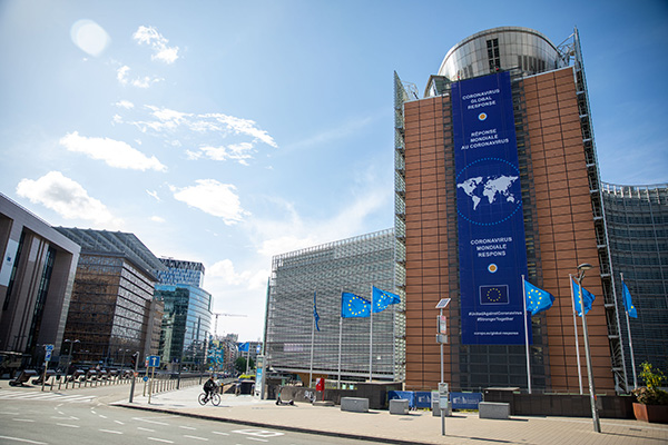 Expectations, competences and power: understanding the dynamics of EU institutions. "Coronavirus - Global response" on the front of the Berlaymont building. Photo: Xavier Lejeune / ©European Union, 2020